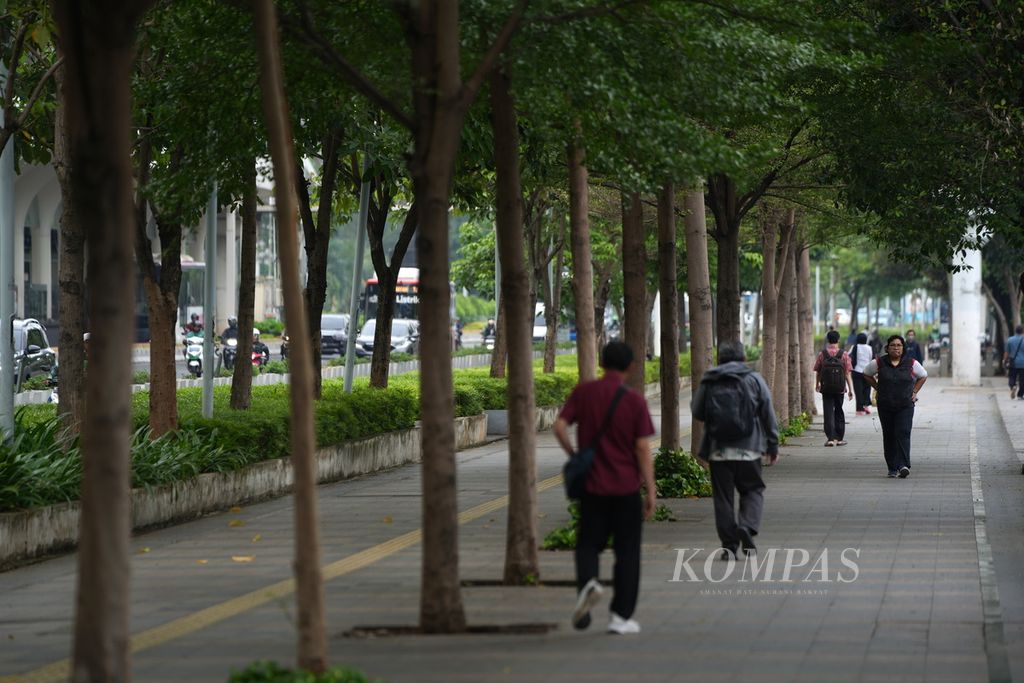 Karyawan melintasi jalur pedestrian setelah pulang kerja di Jalan Jenderal Sudirman, Jakarta Selatan, Rabu (3/1/2024). Setelah menikmati liburan akhir tahun, banyak orang justru stres karena tiba-tiba disergap tugas dan pekerjaan lagi. 