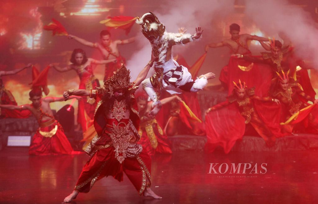 Pementasan wayang orang yang mengangkat judul "Hanoman: Ada Apa dengan Shinta" di Ciputra Artprenenur, Jakarta, Selasa (7/3/2023). 