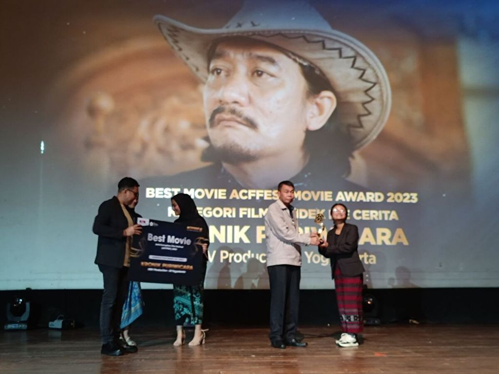 Natasya Yovita (kanan), produser film berjudul <i>Kronik Puriwicara</i> dari rumah produksi HRV Yogyakarta, menerima penghargaan kategori film terbaik antikorupsi kategori film pendek ide cerita pada acara Anti Corruption Film Festival (ACF Fest 2023), Jumat (8/12/2023). Penghargaan diserahkan oleh Ketua Komisi Pemberantasan Korupsi Nawawi Pamolango.