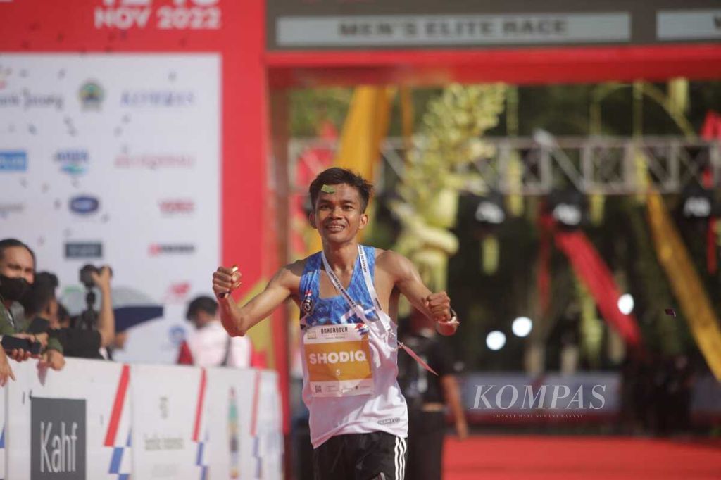 Pelari Nurshodiq meluapkan kegembiraan setelah berhasil menjadi pelari putra tercepat dalam lomba lari Elite Race Borobudur Marathon 2022 Powered by Bank Jateng, Sabtu (12/11/2022), di kawasan Borobudur, Kabupaten Magelang, Jawa Tengah. Lomba lari maraton itu berhasil diselesaikan Nurshodiq dengan catatan waktu 2 jam 38 menit 05 detik.