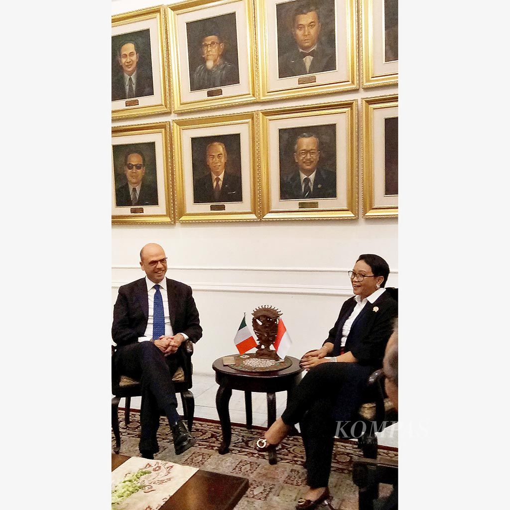 Menteri Luar Negeri  Italia Angelino Alfano bertemu dengan Menlu Retno LP Marsudi di Gedung Pancasila, Kementerian Luar Negeri, Jakarta, Rabu (7/2).