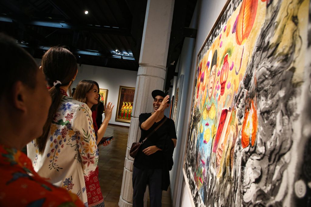Galuh Taji Malela menjelaskan makna lukisannya yang berjudul "Behind the Scene of Imlek" pada pembukaan pameran seni rupa di Bentara Budaya Jakarta, Kamis (22/2/2024) malam. Pameran dalam rangka memeriahkan Imlek ini berlangsung hingga 29 Februari 2024. 