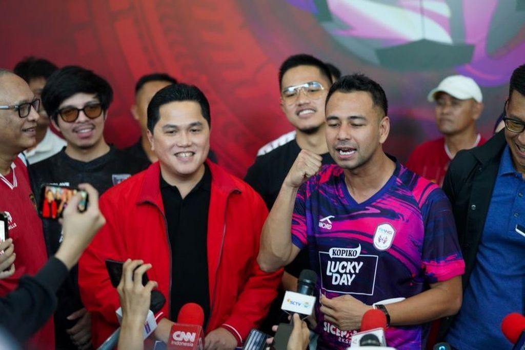 CEO Rans Nusantara FC Raffi Ahmad (kanan) mendukung Menteri BUMN Erick Thohir sebagai calon Ketua Umum PSSI Periode 2023 - 2027 karena dinilai sebagai sosok yang memiliki nyali untuk membenahi sepak bola Indonesia.