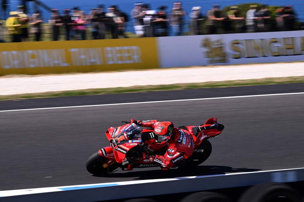Pebalap Ducati, Francesco Bagnaia, saat latihan bebas balap MotoGP seri Australia di Phillip Island, Jumat (20/10/2023). Bagnaia memuncaki klasemen sementara MotoGP. 