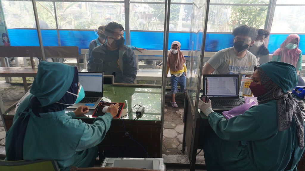 Seorang pasien sedang konsultasi terkait penyakit infeksi di Puskesmas Sedayu 1, Bantul, Yogyakarta, Jumat (10/2/2023). 