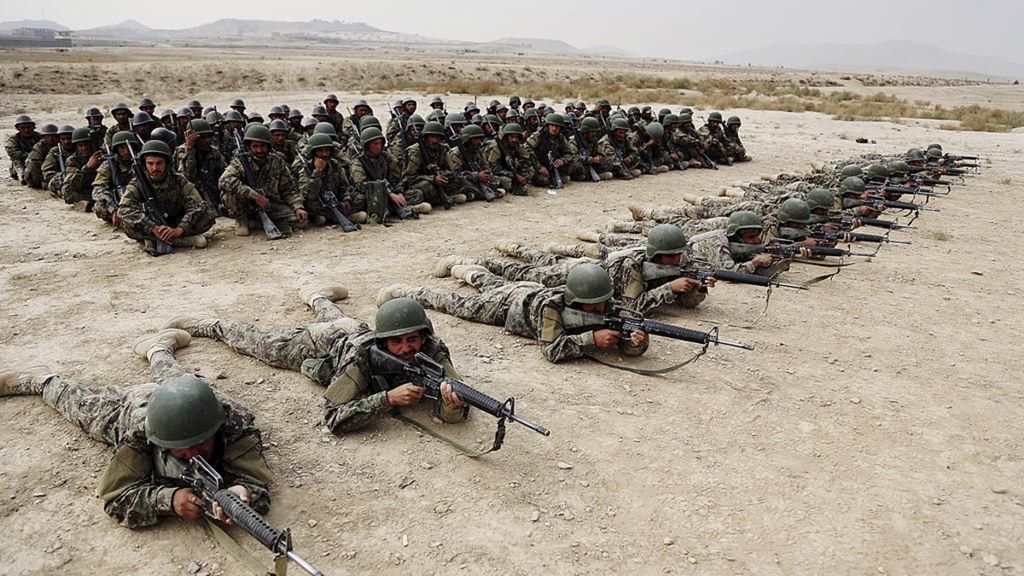 Tentara Afghanistan menyaksikan mitranya berlatih menembak di Akademi Militer Afghanistan, di Kabul, Afghanistan, 31 Oktober 2018