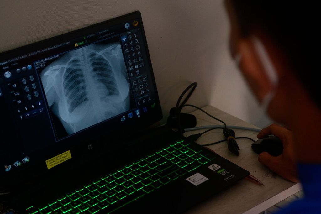 Petugas kesehatan memeriksa hasil foto rontgen paru-paru dari narapidana saat pemeriksaan kesehatan di Lembaga Pemasyarakatan Wanita Bulu, Kota Semarang, Jawa Tengah, Jumat (25/3/2022). TBC menjadi salah satu penyakit yang sering muncul dan menular di antara narapidana. 