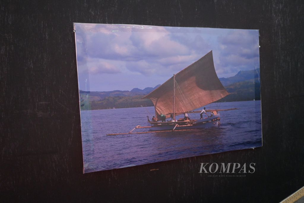 Gambar perahu <i>pakur</i> yang ditempel di Nusa Pustaka Museum milik pengamat budaya Mandar M Ridwan Alimuddin, di Desa Pambusuang, Sulawesi Barat.