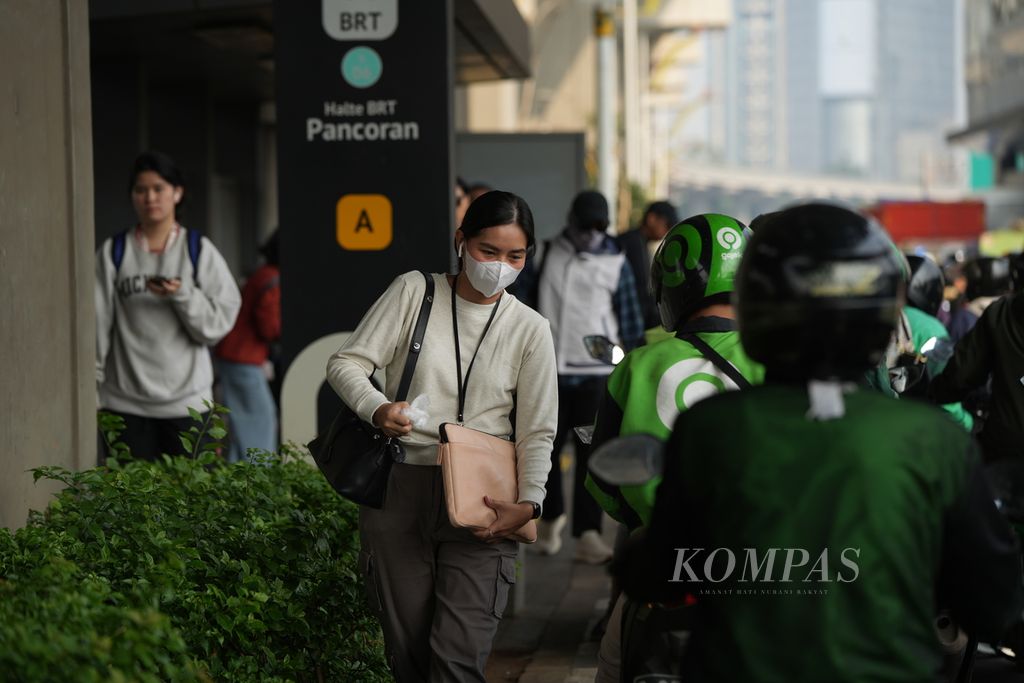 Pengguna jasa ojek daring bersiap naik sepeda motor di Pancoran, Jakarta Selatan, Kamis (29/8/2024). 