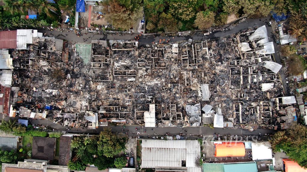 Hunian warga yang ludes terbakar di Simprug, Kebayoran Lama, Jakarta Selatan, Senin (22/8/2022). Sebanyak 398 warga mengungsi akibat musibah ini. Sebanyak 398 jiwa yang mengungsi itu terdiri dari 301 orang dewasa, 52 anak, 25 anak balita, dan 20 warga lansia. 