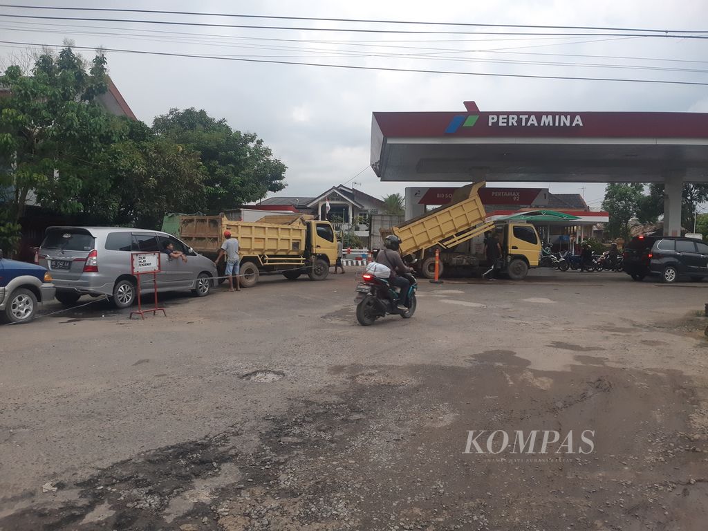 Antrean kendaraan di SPBU yang berada di Jl R Soekamto, Palembang, Sumatera Selatan, Rabu (31/8/2022). Menjelang penyesuaian harga sejumlah langkah antisipasi sudah disiapkan. Pertamina pun mengklaim tidak ada pembatasan dan stok BBM bersubsidi aman.