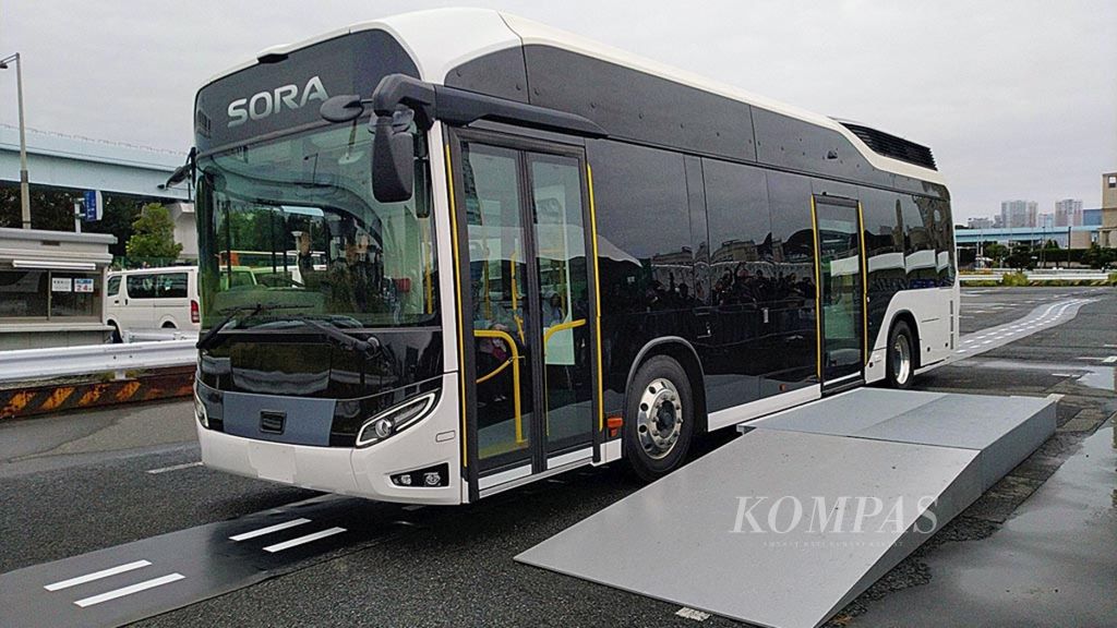 Bus berbahan bakar hidrogen, SORA, yang dibuat Toyota akan menjadi salah satu angkutan massal di kawasan Metropolitan Tokyo selama pelaksanaan Olimpiade Tokyo 2020. Bus ini diperlihatkan kepada para jurnalis di ajang Tokyo Motor Show, Selasa (22/10/2019).