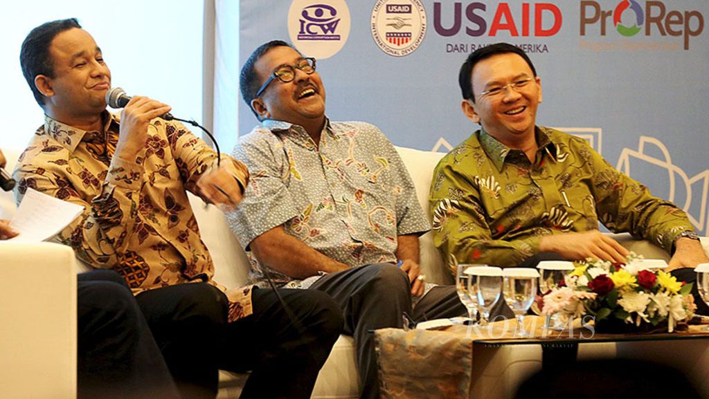 Menteri Pendidikan dan Kebudayaan Anies Baswedan (kiri), Gubernur Banten Rano Karno (tengah), dan Gubernur DKI Jakarta Basuki Tjahaja Purnama (kanan) tertawa bersama di sela-sela diskusi Pengelolaan Guru: Resentralisasi atau Desentralisasi di Jakarta, 21 Desember 2015. 