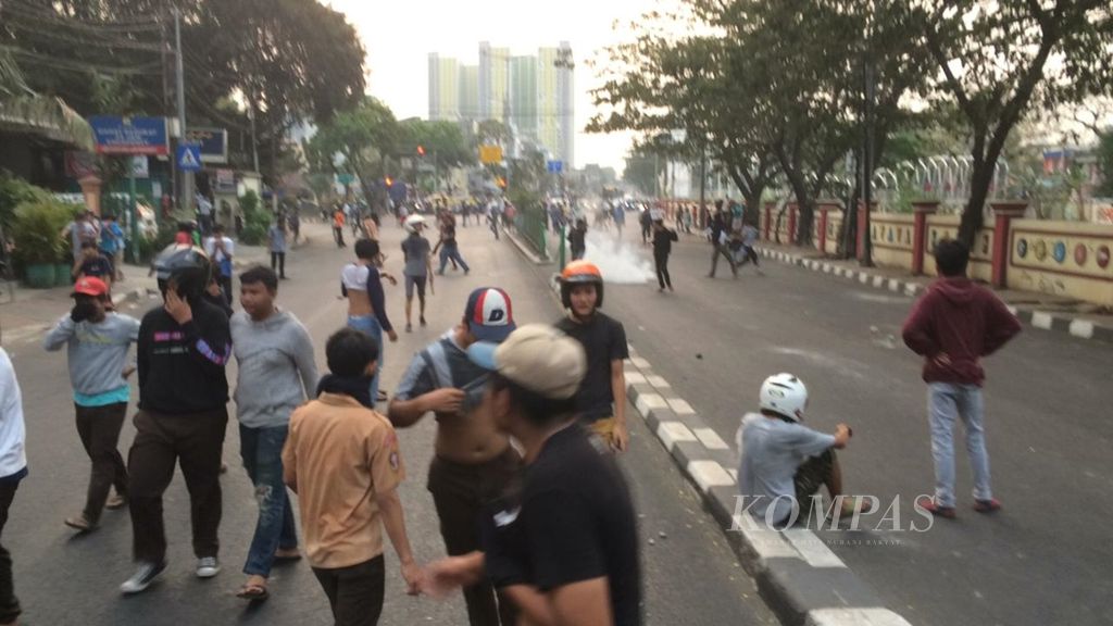 Sejumlah orang terlibat bentrok dan tawuran di sekitar Manggarai, Jakarta Selatan, Rabu (4/9/2019).
