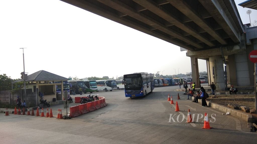 Suasana Terminal Terpadu Pulo Gebang di Jakarta Timur, Rabu (25/7/2018). Pengelola terminal bakal memanfaatkan sistem radio frequency identification atau RFID untuk mendeteksi identitas bus yang masuk ke terminal tersebut.