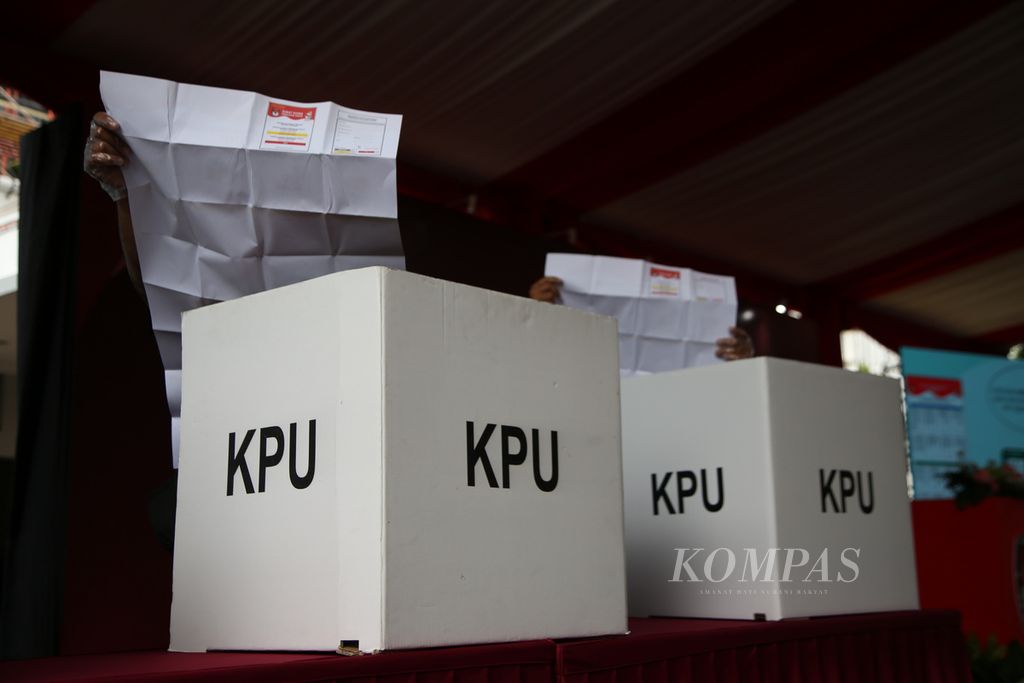 Suasana simulasi pemungutan dan penghitungan suara Pemilu 2024 di kantor Komisi Pemilihan Umum, Jakarta, Selasa (22/3/2022). 