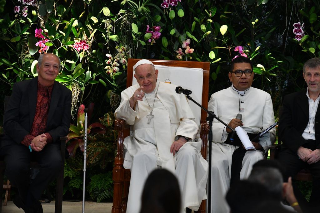 Paus Fransiskus beraudiensi dengan komunitas pemuda yang diinisiasi oleh Scholas Occurrentes di Gedung Grha Pemuda, kompleks Gereja Katedral, Jakarta, Rabu (4/9/2024).