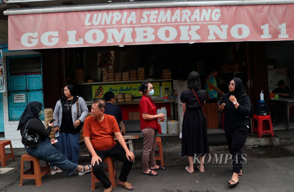 Pengunjung mengantre membeli lumpia di Gang Lombok, kawasan pecinan Kota Semarang, Jawa Tengah, Kamis (27/4/2023). 