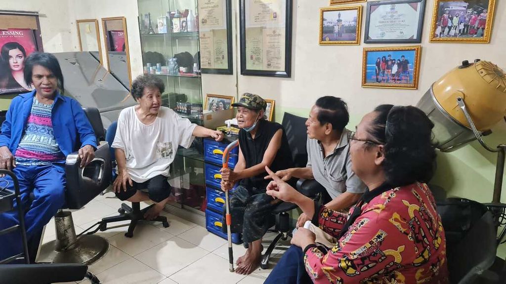 Mami Yuli (paling kiri), Ketua Forum Komunikasi Waria Indonesia (FKWI), saat bersama beberapa transpuan lansia, Minggu (24/7/2022).