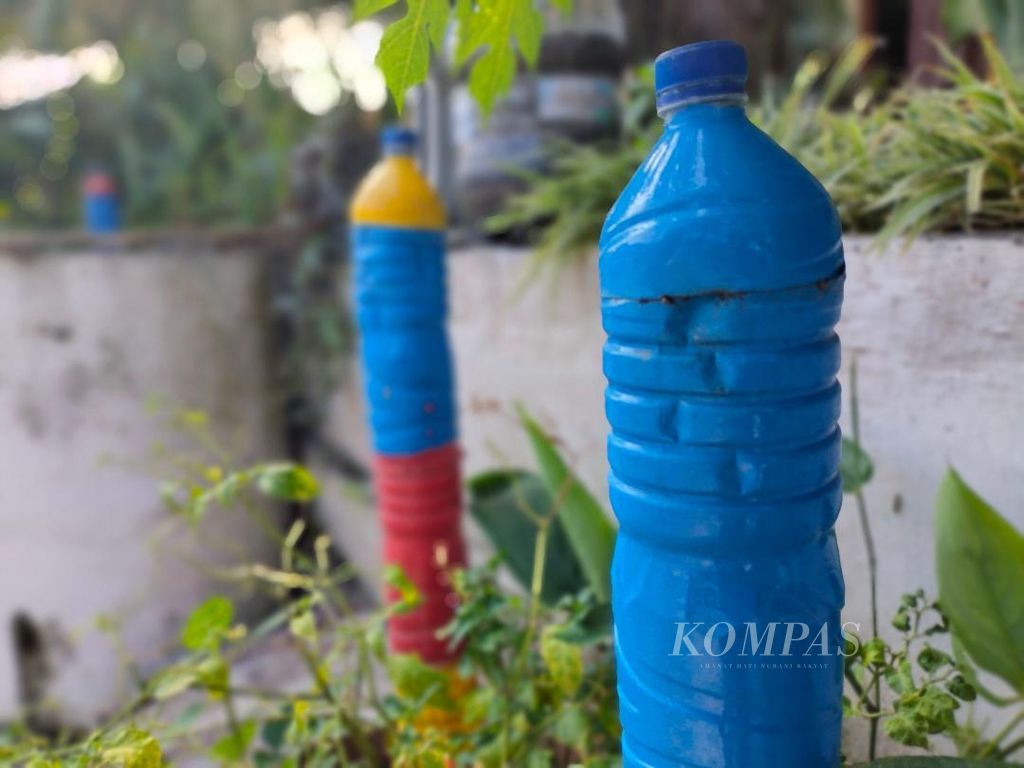 Botol-botol bekas air mineral dimanfaatkan sebagai losida atau lodong sisa dapur di rumah salah seorang warga di Kelurahan Purbayan, Kecamatan Kotagede, Kota Yogyakarta, Jumat (15/9/2023).