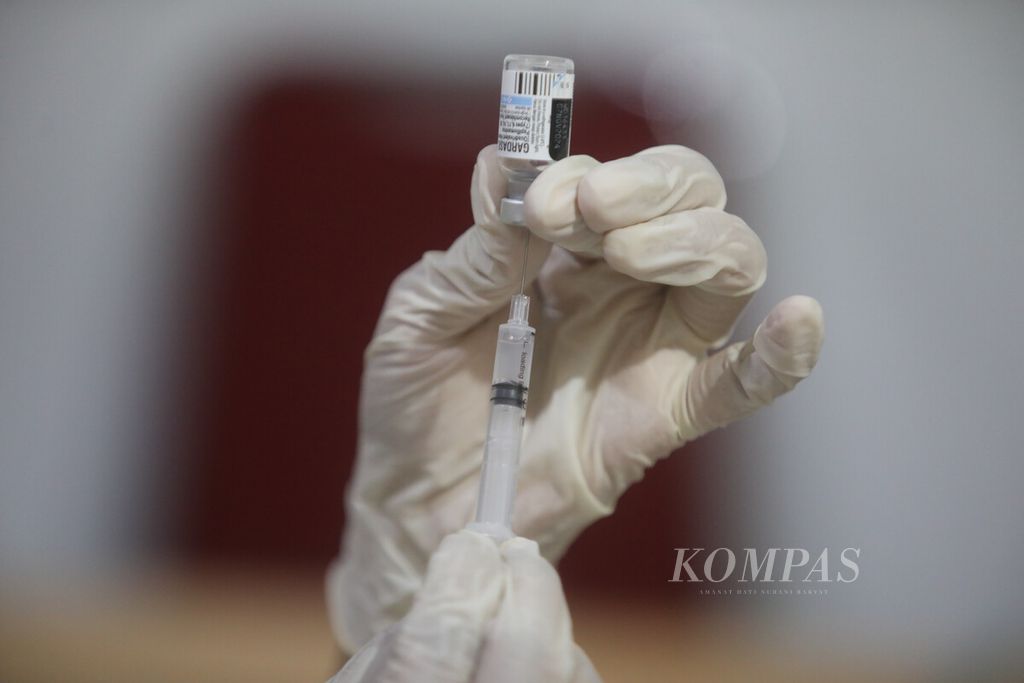 Tenaga medis Puskesmas Cakung mengisi suntikan dengan cairan vaksin HPV saat pelaksanaan program imunisasi pada anak usia sekolah dasar di SDN 02 Pulogebang, Jakarta Timur, Kamis (10/8/2023). 