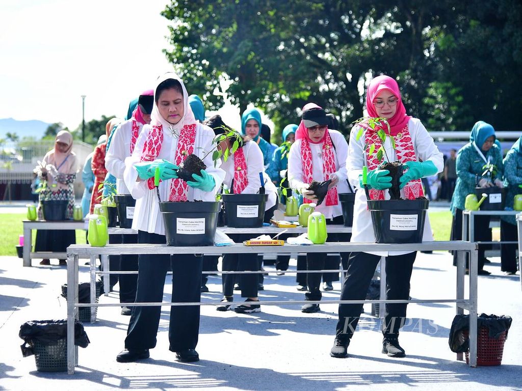 Ibu Iriana Joko Widodo dan Ibu Wury Ma'ruf Amin bersama anggota Organisasi Aksi Solidaritas Era Kabinet Indonesia Maju (OASE KIM) menyosialisasikan ketahanan pangan di Alun-alun Cirimekar, Kabupaten Bogor, Provinsi Jawa Barat, Senin (4/3/2024). 