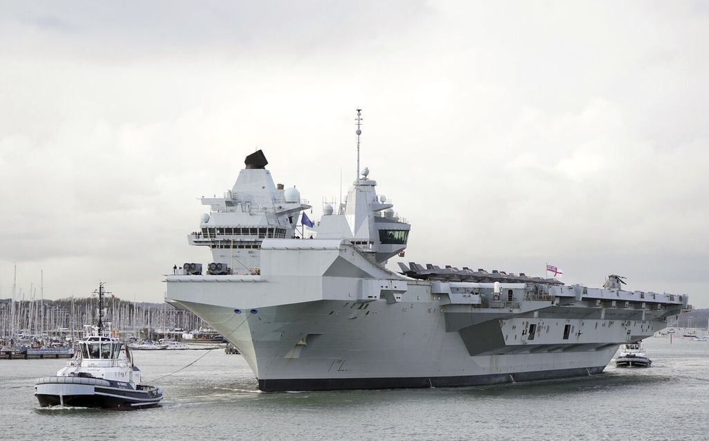 Kapal induk Inggris, HMS Queen Elizabeth, berlabuh di Portsmouth, Inggris, November 2023. Minggu (4/2/2024), kapal andalan Inggris itu dinyatakan batal ke Norwegia karena ada masalah baling-baling.