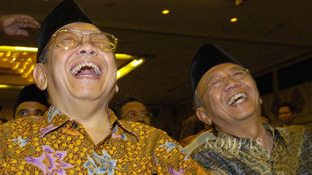 Ketua Umum Dewan Syura Partai Kebangkitan Bangsa (PKB) Abdurrahman Wahid tertawa bersama mantan calon wakil presiden dari Partai Golkar, Salahuddin Wahid, sebelum dimulainya Musyawarah Kerja Nasional III PKB di Hotel Kartika Chandra, Jakarta, Selasa (31/8/2004).