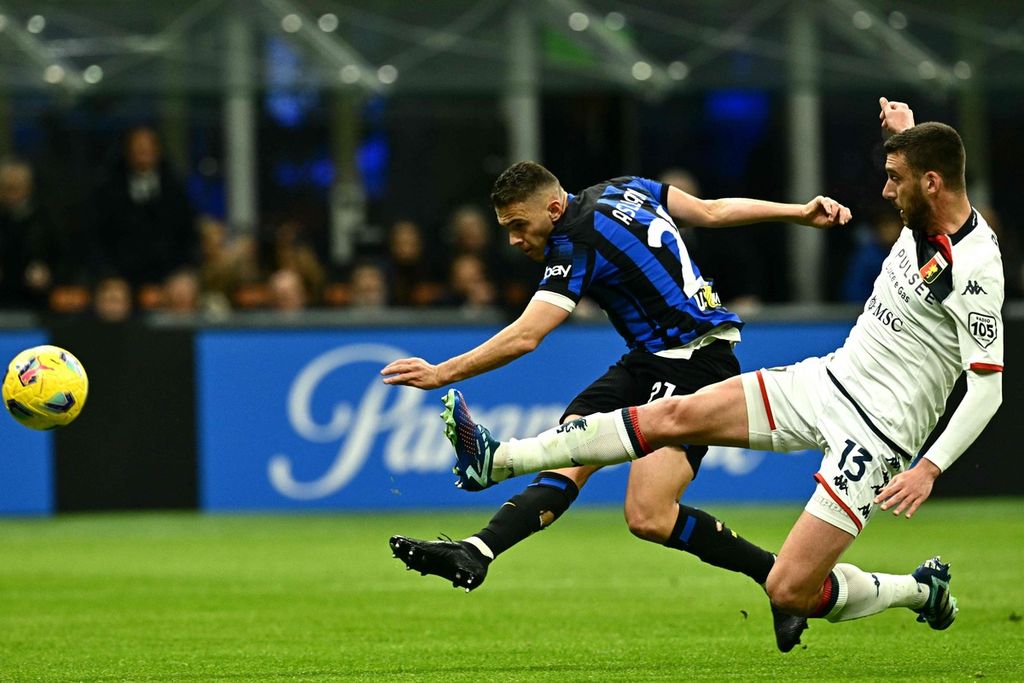 Gelandang Inter Milan, Kristjan Asllani (kiri), mencetak gol ke gawang Genoa pada laga Serie A, Selasa (5/3/2024) dini hari WIB. 
