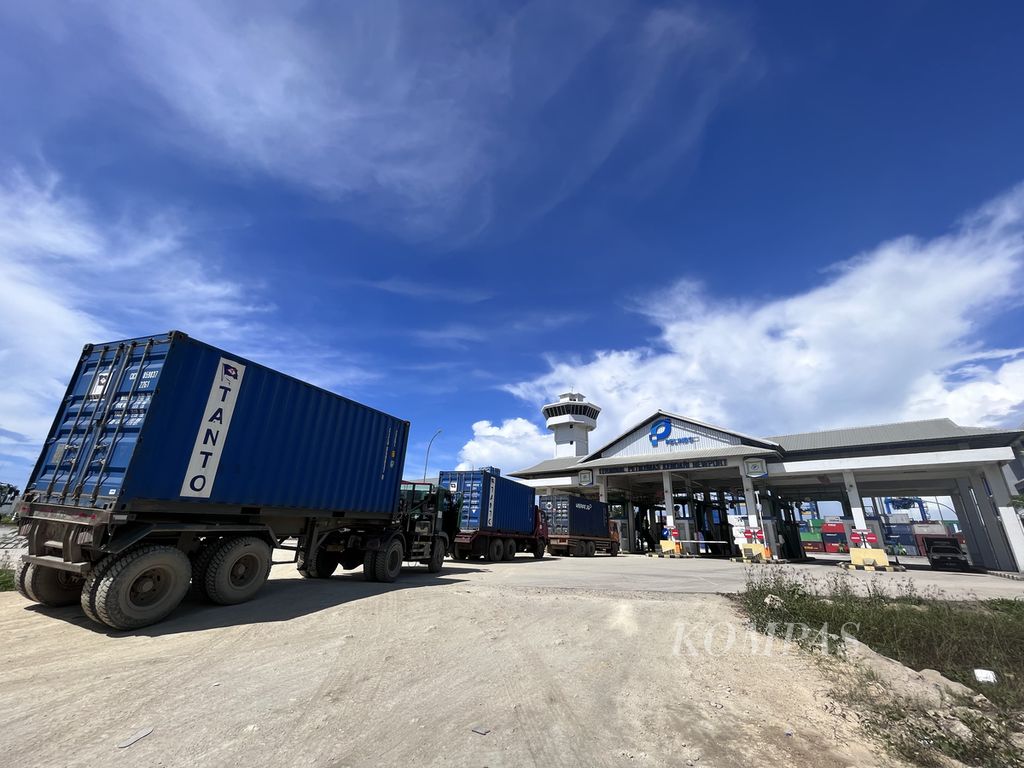 Truk yang membawa kontainer mengantre masuk ke Terminal Peti Kemas, Kendari New Port, di Kendari, Sulawesi Tenggara, Kamis (9/6/2022). Pelabuhan yang dibangun senilai Rp 1,1 triliun ini mampu menampung hingga 250.000 teus per tahun. Meski begitu, arus bongkar muat pada 2021 lalu baru mencapai 106.888 teus, atau kurang dari 50 persen.