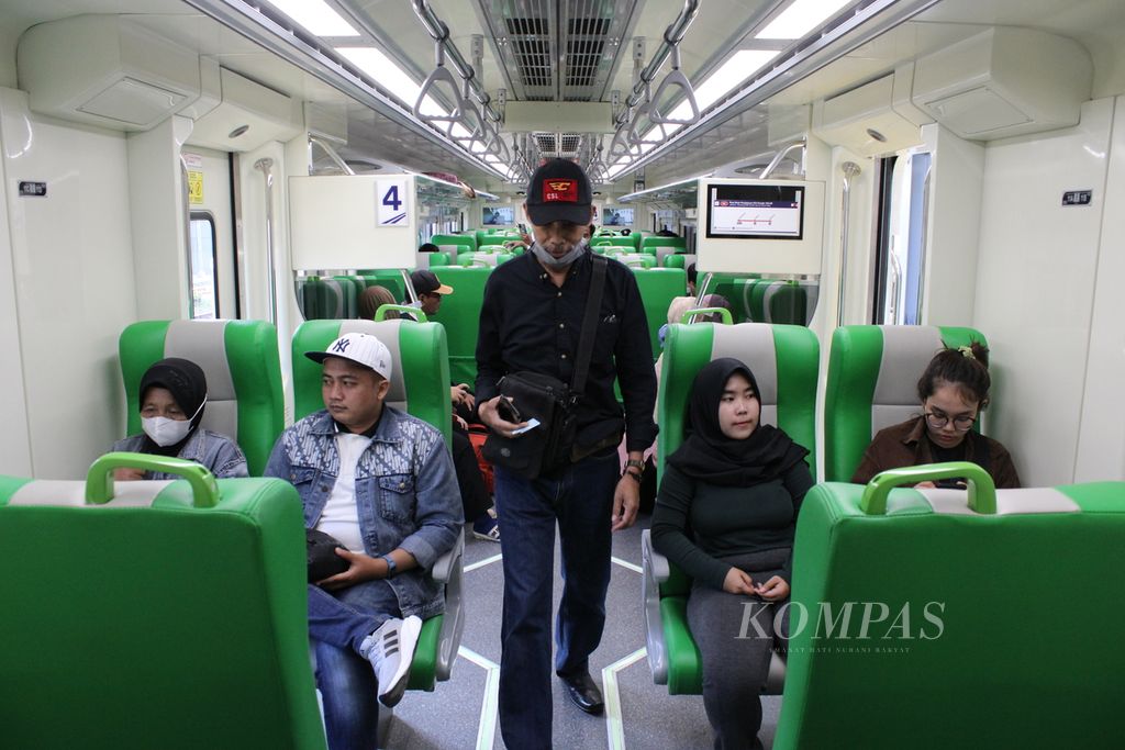 Penumpang berjalan di gerbong kereta pengumpan sebelum berangkat dari Stasiun Bandung, Jawa Barat, Rabu (4/10/2023). 