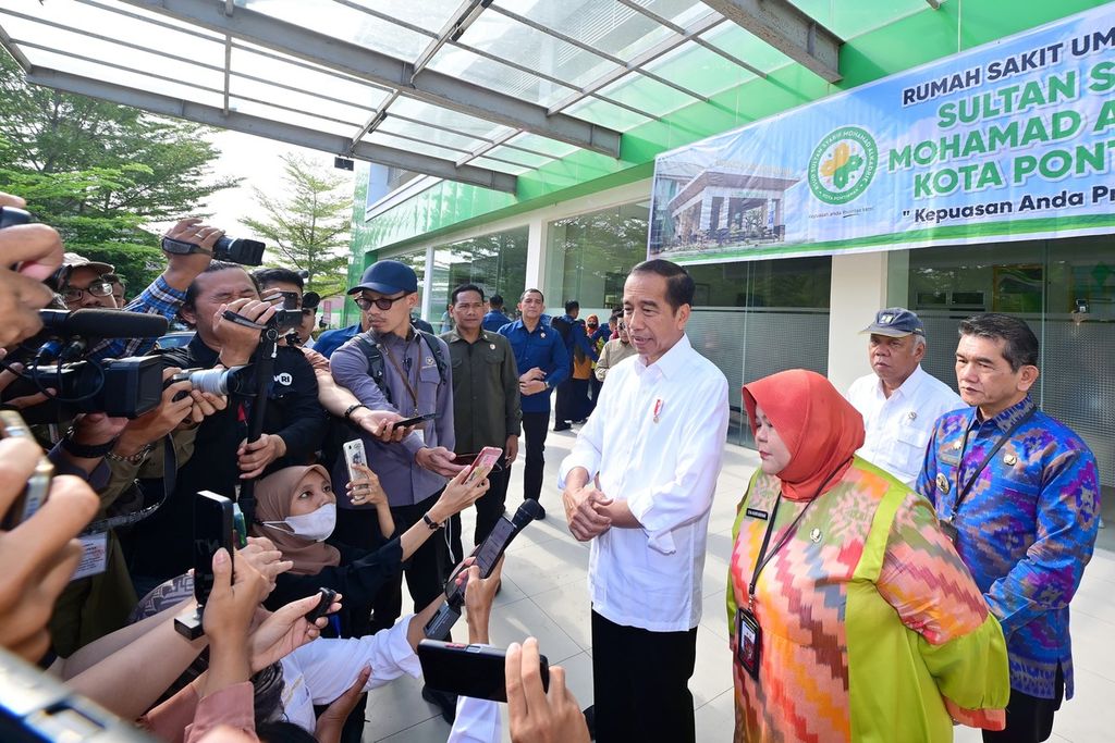 Presiden Joko Widodo memberikan keterangan kepada wartawan seusai meninjau Rumah Sakit Umum Daerah Sultan Syarif Mohamad Alkadrie, Kota Pontianak, Kalimantan Barat, Kamis (21/3/2024).