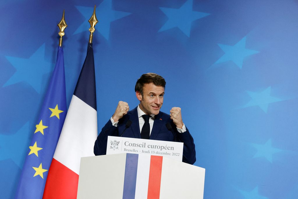 Presiden Perancis Emmanuel Macron memberikan keterangan dalam konferensi pers Pertemuan Puncak Dewan Eropa, di Brussels, Belgia, Kamis (15/12/2022). 