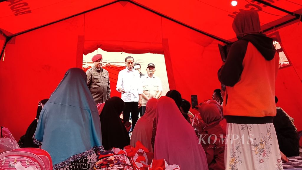 Presiden Joko Widodo meninjau lokasi pengungsian Badan Intelijen Negara (BIN) di Desa Cijedil, Cugenang, Cianjur, Kamis (8/12/2022). 