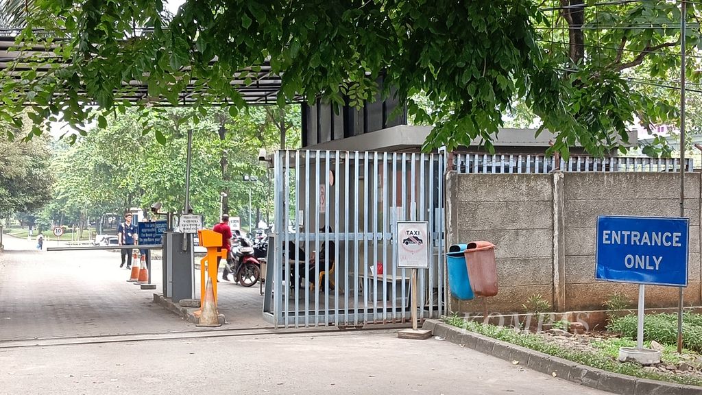 Salah satu pintu masuk Binus School Serpong, Tangerang Selatan, Banten, Selasa (21/2/2024). Sekelompok pelajar yang bergabung dalam ”Geng Tai” melakukan perundungan kepada seorang siswa di luar sekolah.