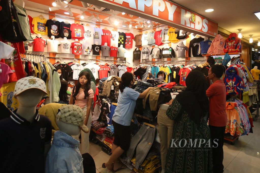 Warga berbelanja pakaian di ITC Mangga Dua, Jakarta Utara, Minggu (17/3/2024). Pemerintah akan menaikkan Pajak Pertambahan Nilai (PPN) dari 11 persen menjadi 12 persen yang akan mulai berlaku paling lambat 1 Januari 2025.
