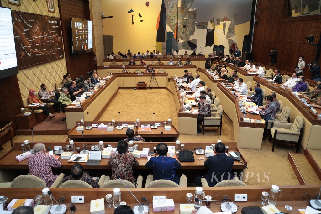 Suasana rapat dengar pendapat Menteri Dalam Negeri, KPU, Bawaslu, dan DKPP dengan Komisi II DPR di Kompleks Parlemen, Senayan, Jakarta, Rabu (11/1/2023). Rapat membahas perkembangan tahapan pemilu serentak 2024. .