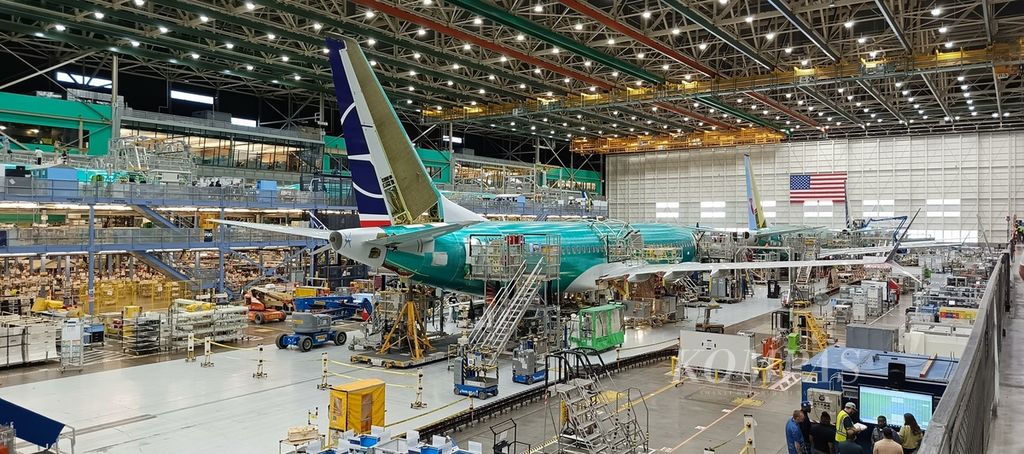 Proses pembuatan Boeing 737 di Pabrik Renton, Seattle, Amerika Serikat, Selasa (25/6/2024). Ada 2 juta bagian yang membentuk Boeing 737 Max, semuanya disatukan pada perakitan akhir di Renton, Seattle Amerika Serikat. 