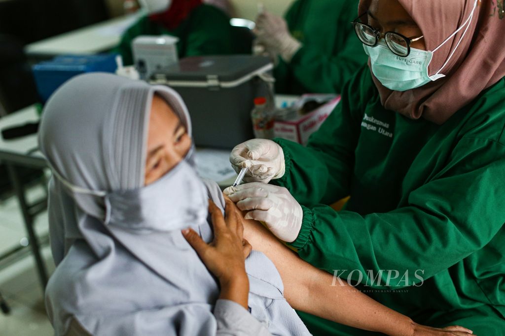 Seorang warga lanjut usia menerima suntikan vaksin Covid-19 penguat di sentra vaksin di Kelurahan Larangan Selatan, Larangan, Kota Tangerang, Banten, Selasa (8/2/2022). 