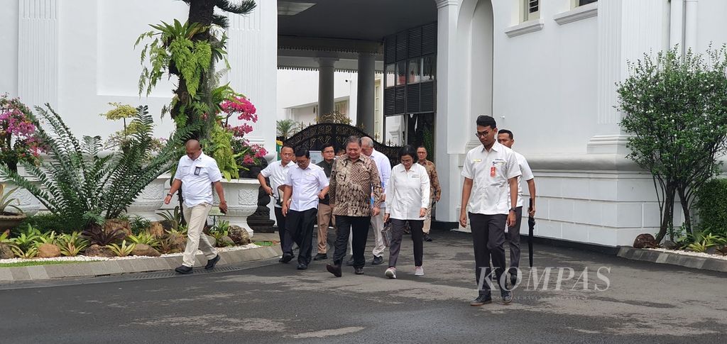 Para menteri meninggalkan Kompleks Istana Kepresidenan, Jakarta, seusai mengikuti rapat terkait kebijakan pangan di Istana Merdeka, Jakarta, Senin (3/6/2024).