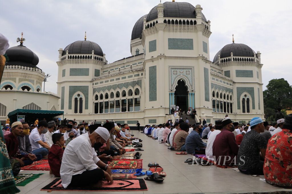Jemaah melaksanakan shalat Id di Masjid Raya Medan, Sumatera Utara, Minggu (24/5/2020). Shalat Id dilaksanakan dengan menerapkan protokol Covid-19.