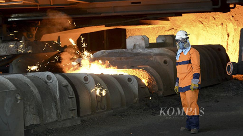 Pekerja mengawasi tungku peleburan logam di fasilitas produksi PT Krakatau Posco di Kawasan Industri Krakatau Steel di Cilegon, Banten, Rabu (26/11/2014)