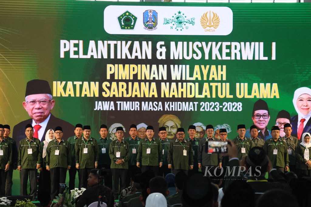 Wakil Presiden Ma'ruf Amin menghadiri pelantikan dan Musyawarah Kerja Wilayah I Pimpinan Wilayah Ikatan Sarjana Nahdlatul Ulama (ISNU) Jawa Timur 2023-2028 di kampus Universitas Negeri Surabaya (Unesa), Surabaya, Sabtu (23/12/2023).