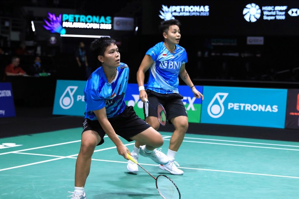 Apriyani Rahayu/Siti Fadia Silva Ramadhanti lolos ke semifinal Malaysia Terbuka setelah mengalahkan unggulan ketiga asal Korea Selatan, Kim So-yeong/Kong Hee-yong, 22-20, 21-15, pada laga perempat final di Axiata Arena, Kuala Lumpur, Malaysia, Jumat (13/1/2023).