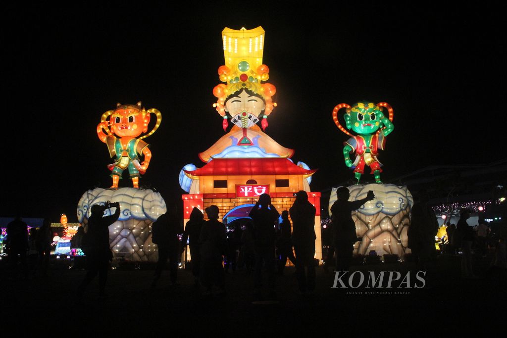 Pengunjung melihat lampion yang menampilkan sosok Matsu atau dewi laut bersama dua pengawalnya dalam acara gladi bersih Taiwan Lantern Festival, Jumat (23/2/2024) malam, di kota Tainan, Taiwan.