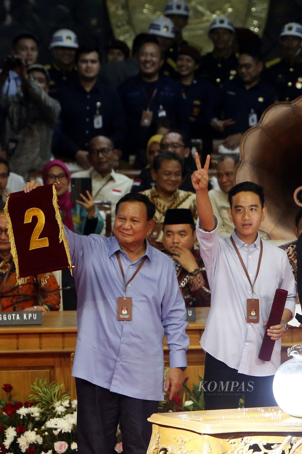 The presidential candidate and vice-presidential candidate, Prabowo Subianto (left) and Gibran Rakabuming Raka, show the result numbers of the drawing at the Open Plenary Meeting for the Drawing and Determination of the Serial Numbers for the Presidential and Vice-Presidential Candidates for the 2024 Election, at the KPU Building in Jakarta on Tuesday (November 14, 2023).