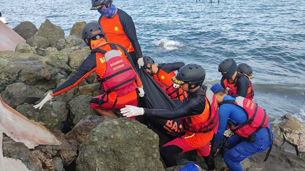 Tim SAR, Kamis (30/3/2023), mengevakuasi jenazah Diki Abdul Aziz, salah satu awak kapal yang menjadi korban kebakaran Kapal MT Kristin. Seluruh awak kapal yang hilang ditemukan meninggal dan operasi SAR dihentikan.