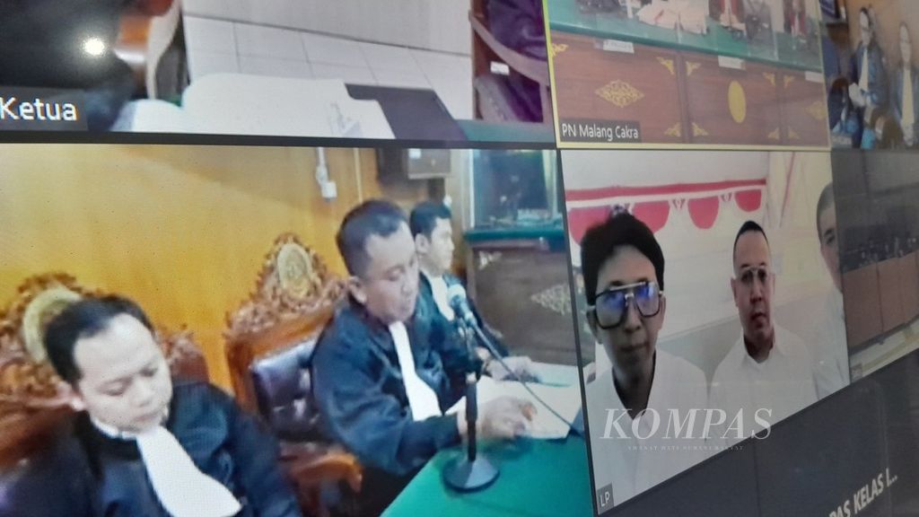 Monitor yang menampilkan proses persidangan kasus <i>robot trading</i> dengan terdakwa Wahyu Kenzo dan kawan-kawan di Pengadilan Negeri Malang, Jawa Timur, Rabu (6/9/2023).