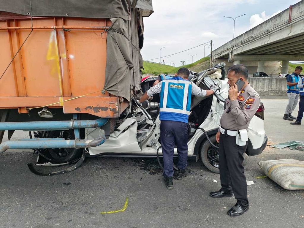 Petugas dari Kepolisian Resor Kota Deli Serdang memeriksa kendaraan yang mengalami kecelakaan di Jalan Tol Medan-Kualanamu-Tebing Tinggi di Kecamatan Lubuk Pakam, Kabupaten Deli Serdang, Sumatera Utara, Kamis (2/2/2023). Dua orang meninggal dan satu kritis akibat kecelakaan itu.