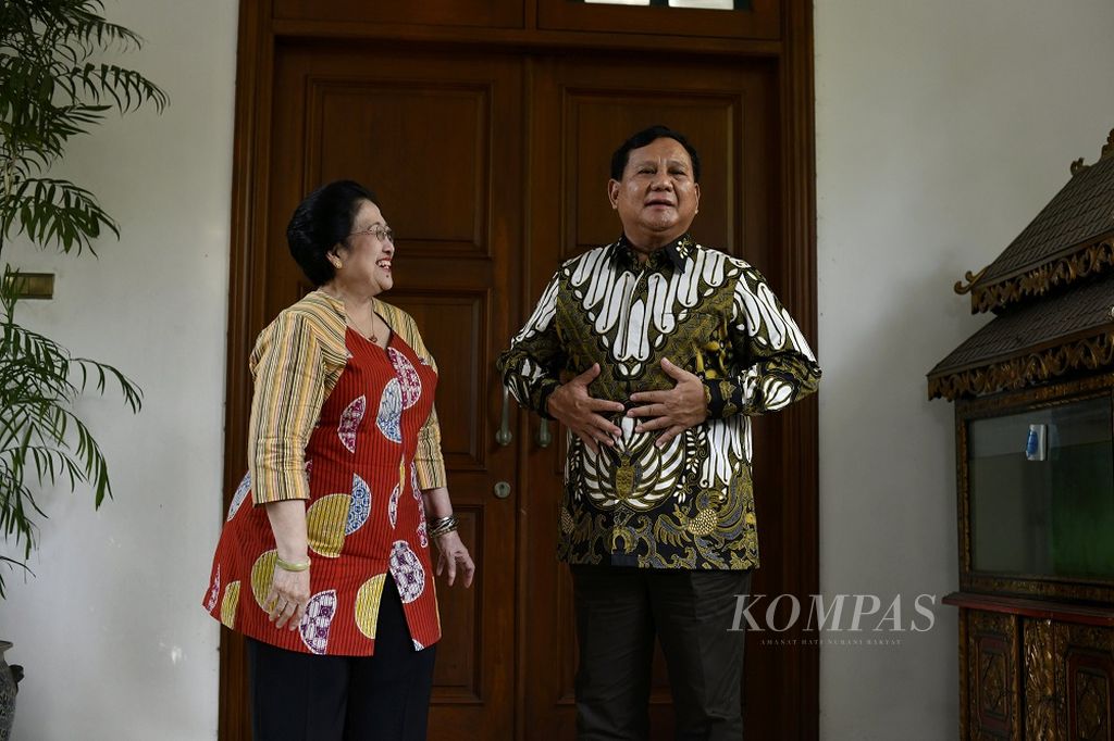Keakraban diperlihatkan Ketua Umum PDI-P Megawati Soekarnoputri dan Ketua Umum Partai Gerindra Prabowo Subianto saat Prabowo berkunjung ke kediaman Megawati yang berada di Jalan Teuku Umar, Jakarta, Rabu (24/7/2019).